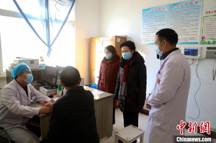 全國(guó)政協(xié)委員戴秀英：村醫(yī)越來(lái)越少，出路在哪？