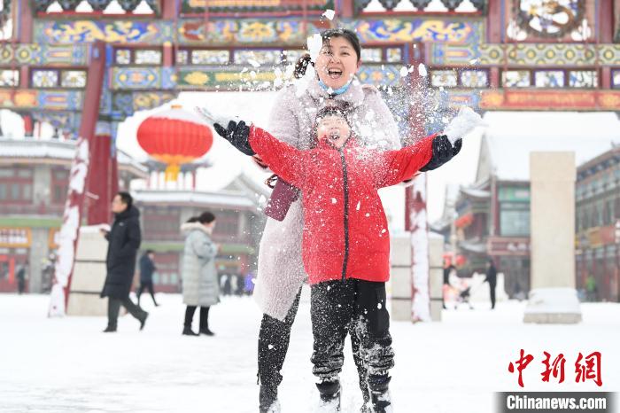 2月13日，家長與小朋友在呼和浩特市大召廣場享雪趣?！⑽娜A 攝