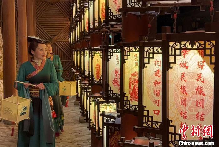 圖為游客身著古裝逛燈會(huì)?！堈裣?攝