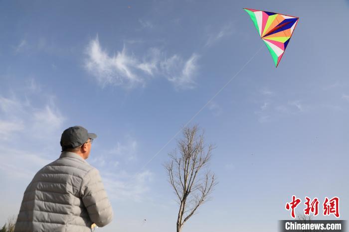 市民在放風(fēng)箏。　鄧小強(qiáng) 攝