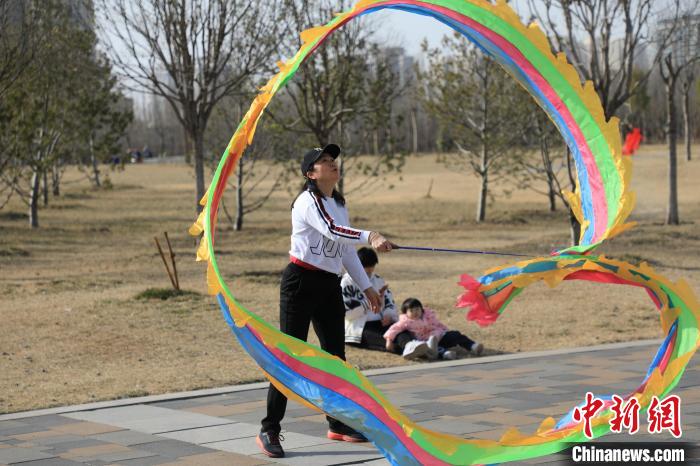 市民在公園里上演彩綢舞。　鄧小強(qiáng) 攝