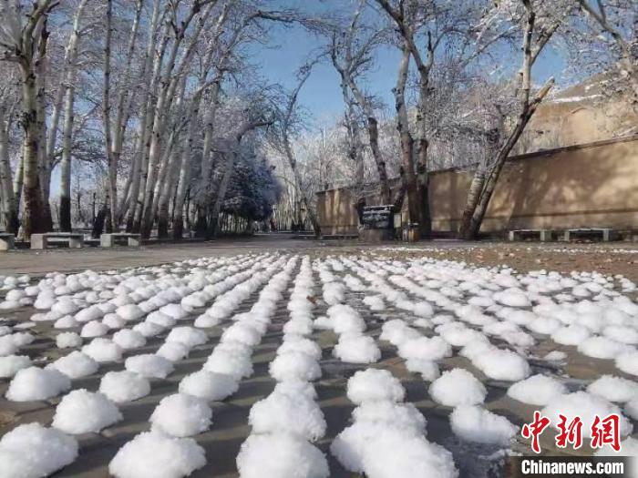 圖為春雪過后的莫高窟美不勝收?！≈鼙笕?攝