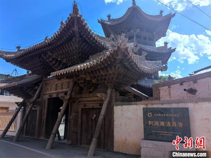圖為集漢、藏、伊斯蘭風格于一體的700年歷史的全國重點保護文物——阿河灘清真寺。　張海雯 攝