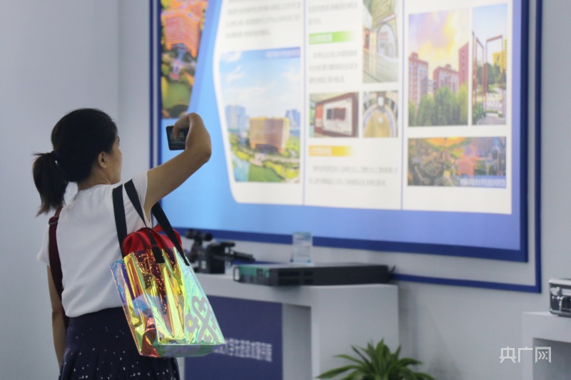 市民認(rèn)真觀展，拍攝展板上的說明內(nèi)容(央廣網(wǎng)記者 趙家慧 攝)