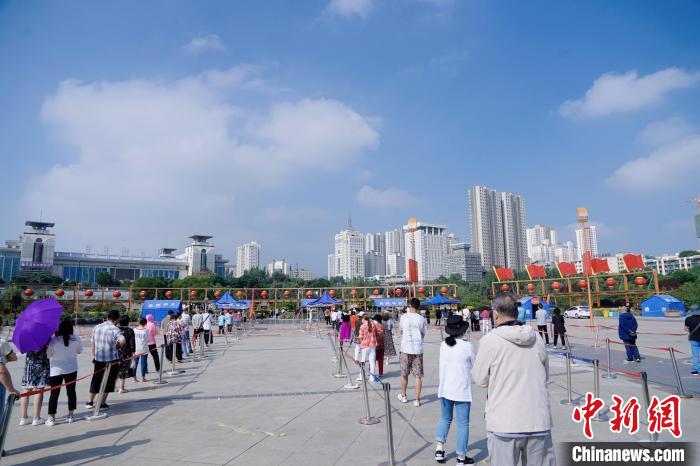 資料圖為居民有序排隊(duì)進(jìn)行核酸檢測(cè)?！●R銘言 攝