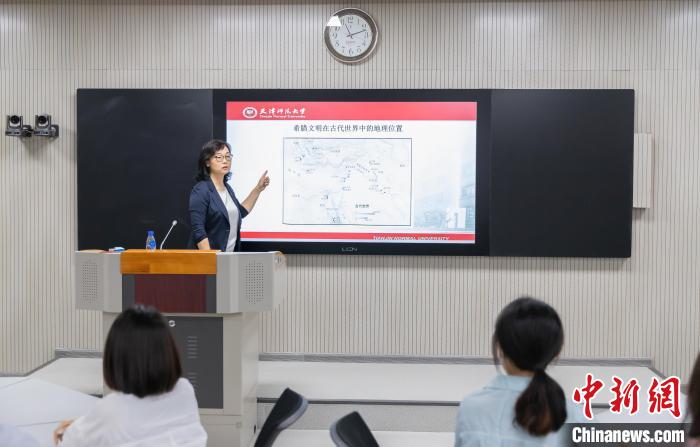 天津師范大學(xué)跨文化與世界文學(xué)研究院院長、教授郝嵐正在為同學(xué)們上課。　王在御 攝