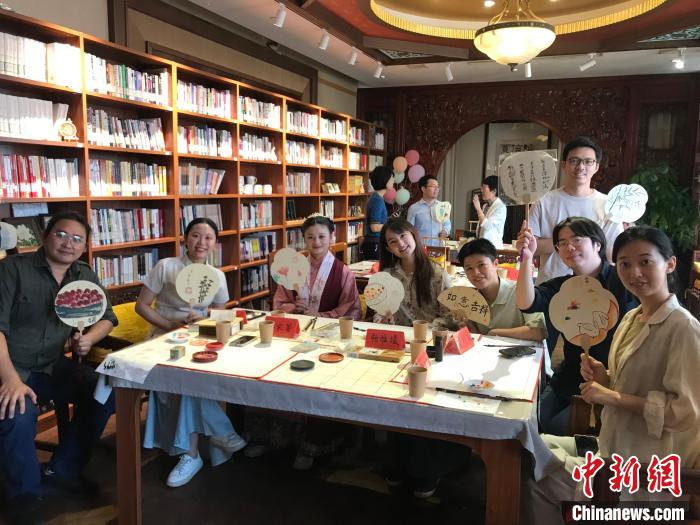 9月14日，“月動(dòng)臨秋扇”中華傳統(tǒng)文化沉浸式體驗(yàn)活動(dòng)在北京紀(jì)曉嵐故居舉辦。陳建新 攝 陳建新 攝