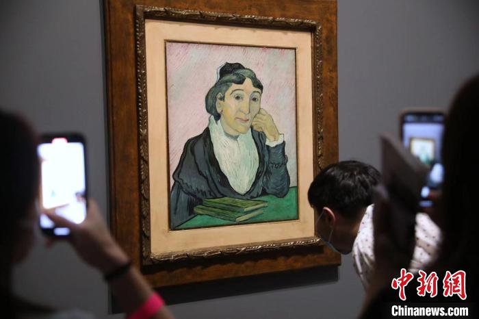 觀眾欣賞梵高畫作《阿爾勒婦女(吉努夫人肖像)》。　張亨偉 攝