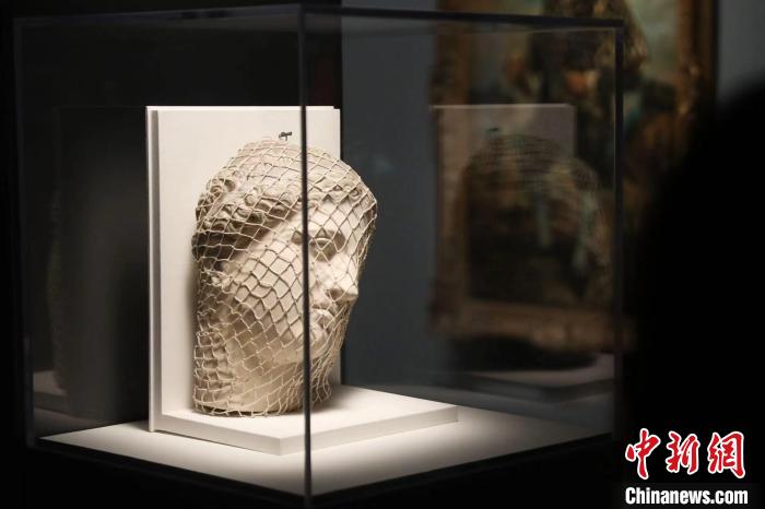 曼雷的裝置作品《維納斯》?！埡鄠?攝