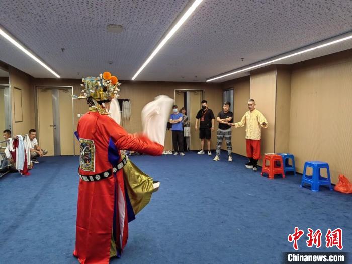 “天下第一團(tuán)”正在進(jìn)行練習(xí)?！±ド绞形捏w廣電和旅游局供圖