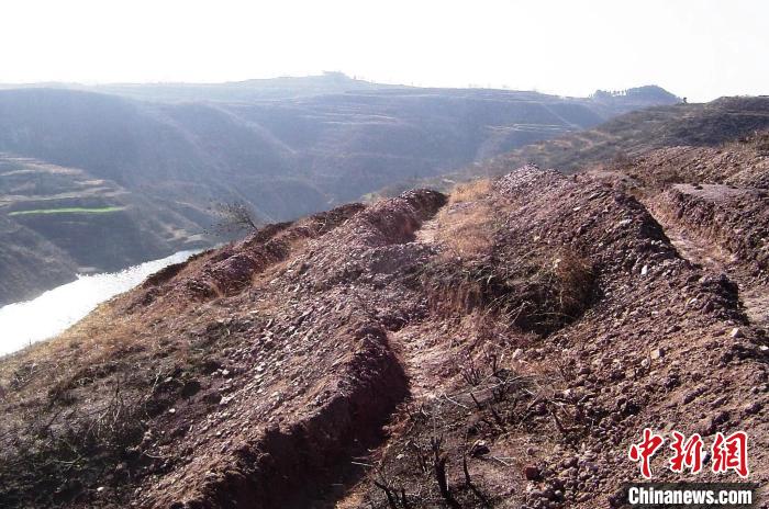 圖為荒坡原貌?！●T華 攝