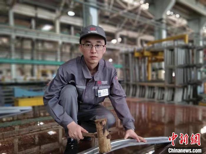 王漢卿在調(diào)修側(cè)墻彎梁?！∈茉L者供圖