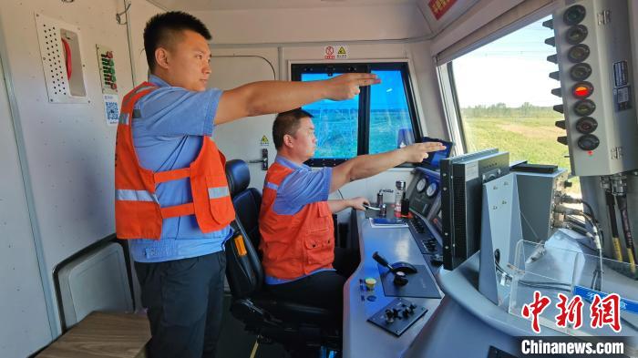 為確保首趟班列安全正點(diǎn)開(kāi)行，東營(yíng)鐵路運(yùn)輸分處認(rèn)真做好班列開(kāi)行的各項(xiàng)準(zhǔn)備工作?！≈需F三局運(yùn)輸工程分公司供圖