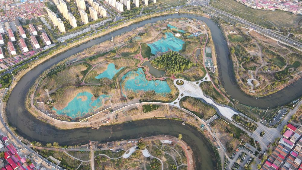 　圖為4月30日拍攝的河北滄州市區(qū)的大運(yùn)河“Ω”形河道。新華社發(fā)(傅新春 攝)