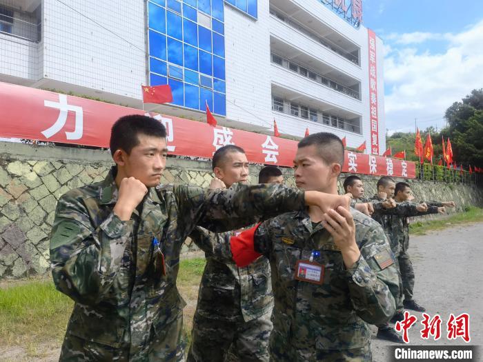 新兵尤云龍(左)不斷向一名合格軍人蛻變?！￡愴?攝