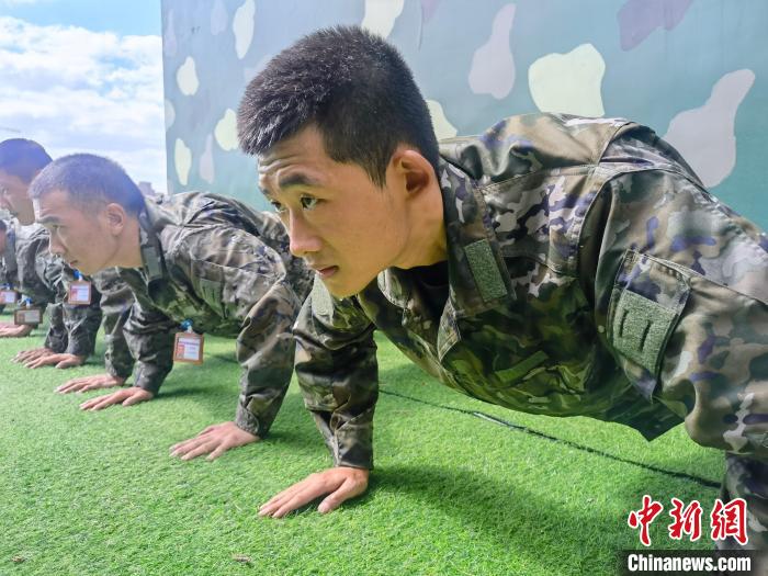 尤云龍正在和戰(zhàn)友進(jìn)行體能訓(xùn)練?！×志杆?攝