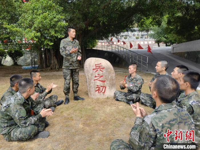 尤云龍為戰(zhàn)友講述父輩保家衛(wèi)國(guó)的故事?！＄姛樋?攝