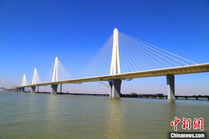 建設(shè)中的珠海金海特大橋。　孟慶虎 攝
