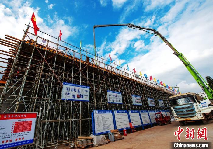 圖為渝昆高鐵云南段境內(nèi)首座大橋連續(xù)梁混凝土澆筑施工現(xiàn)場(chǎng)。　何呂鵬 攝