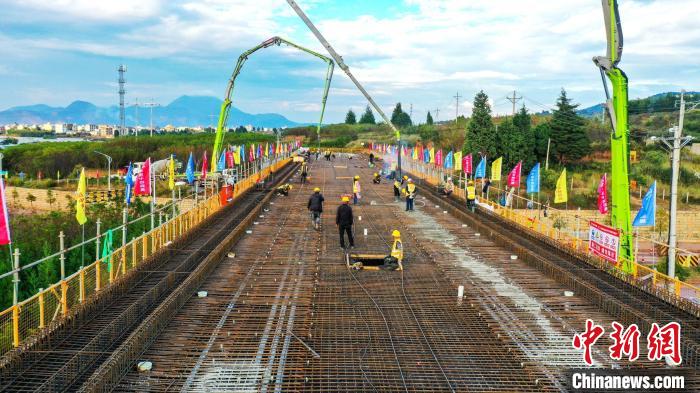 圖為渝昆高鐵云南段境內(nèi)首座大橋連續(xù)梁混凝土澆筑施工現(xiàn)場(chǎng)?！⑽馁F 攝