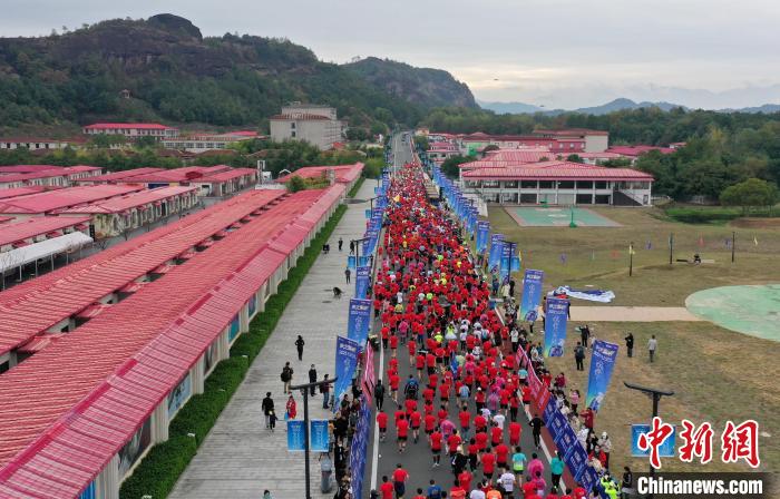 2022年龍虎山半程馬拉松鳴槍開(kāi)跑?！⒅剧?攝