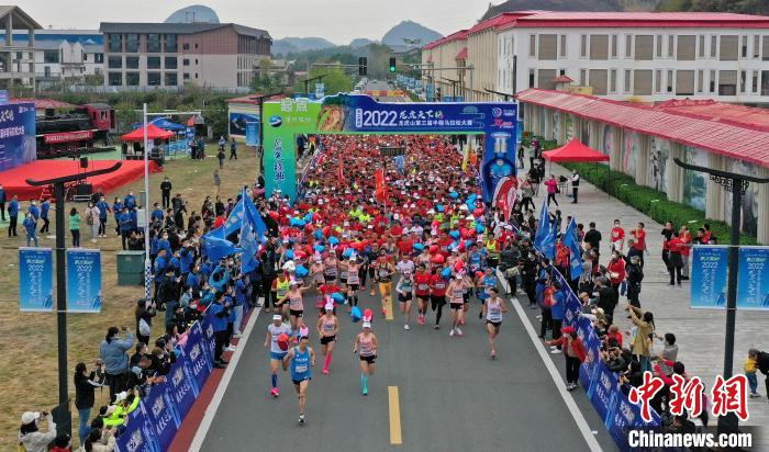 2022年龍虎山半程馬拉松鳴槍開(kāi)跑?！⒅剧?攝
