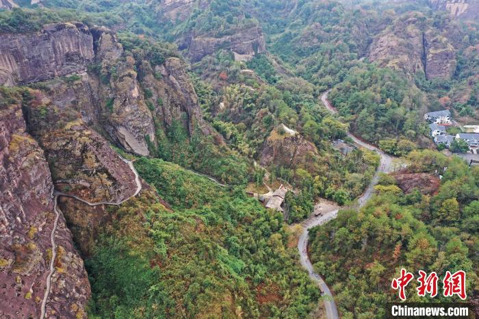 2022年龍虎山半程馬拉松鳴槍開(kāi)跑?！⒅剧?攝