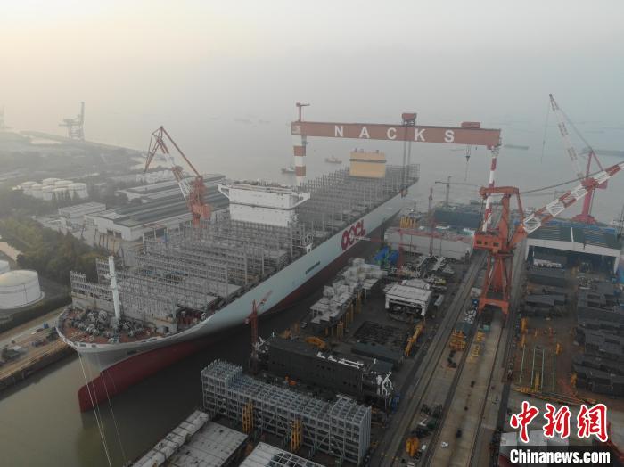 15日，全球綠色環(huán)保型集裝箱船“巨無霸”從江蘇出塢?！∧贤êＪ戮止﹫D