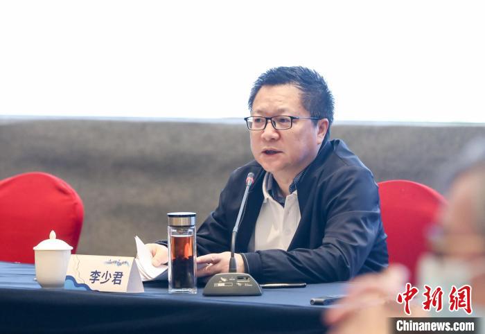 《詩刊》社主編李少君發(fā)言?！∠计挚h融媒體中心 供圖