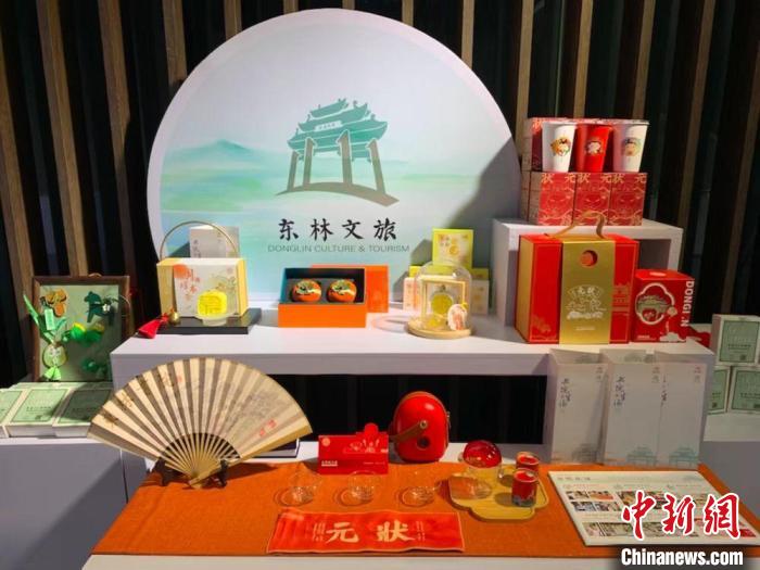 發(fā)展論壇現(xiàn)場(chǎng)展出的無(wú)錫城市文創(chuàng)作品?！O權(quán) 攝