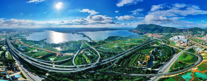 俯瞰昆明滇池沿岸。