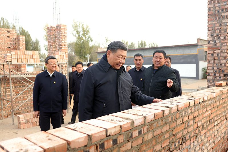 2023年11月10日，習(xí)近平總書(shū)記在河北保定涿州市刁窩鎮(zhèn)萬(wàn)全莊村房屋重建施工現(xiàn)場(chǎng)考察。