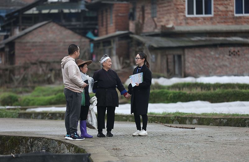 2022年3月24日，在廣西柳州市三江侗族自治縣良口鄉(xiāng)南寨村，紀(jì)檢監(jiān)察干部(右一、左一)在了解惠農(nóng)政策落實(shí)情況。
