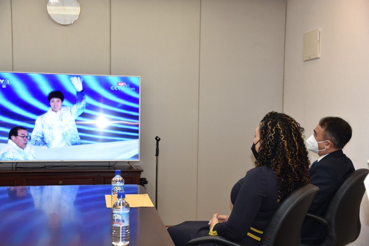 多米尼克友人與我外交官同看開(kāi)幕式。中國(guó)駐多米尼克使館供圖