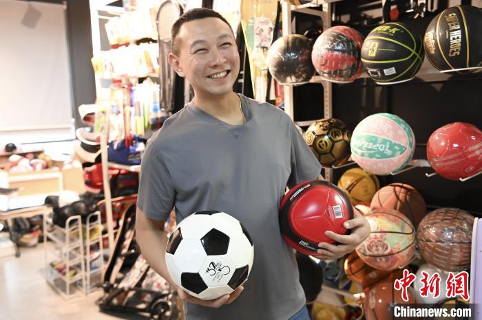 葉偉倫講述葉家在內(nèi)地的發(fā)展史，其中足球是他們家引以為傲的一個產(chǎn)品?！￡愺K旻 攝