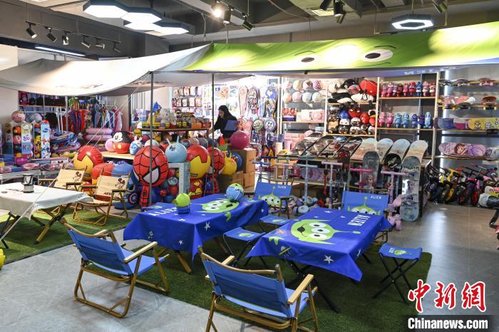 葉偉倫的體育用品公司推出了一系列產(chǎn)品?！￡愺K旻 攝