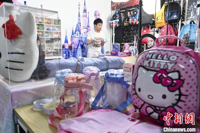 葉偉倫公司員工通過網(wǎng)絡(luò)直播方式銷售產(chǎn)品?！￡愺K旻 攝