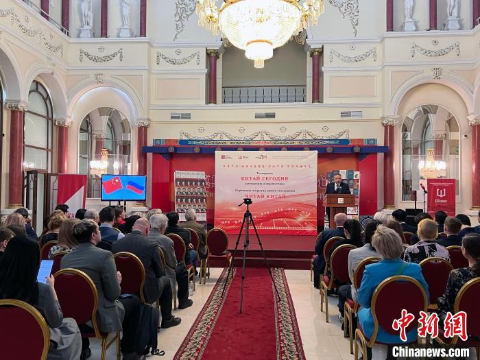 “今日中國”回顧與展望暨“閱讀中國”節(jié)目開播儀式活動(dòng)現(xiàn)場。　田冰 攝