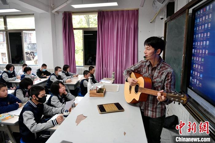 圖為3月16日，張家豪在福建福州延安中學教學。 <a target='_blank' href='/'><p  align=