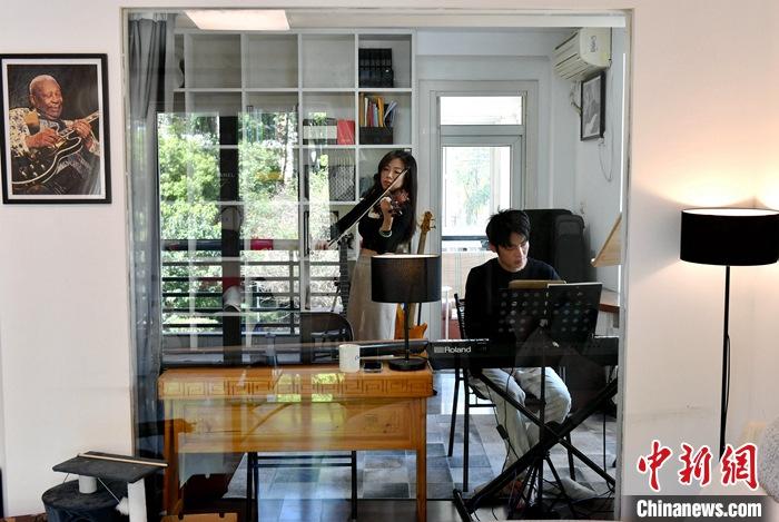 圖為3月10日，林佳臻(左)與張家豪在福建福州租的套房內(nèi)排練。 <a target='_blank' href='/'><p  align=