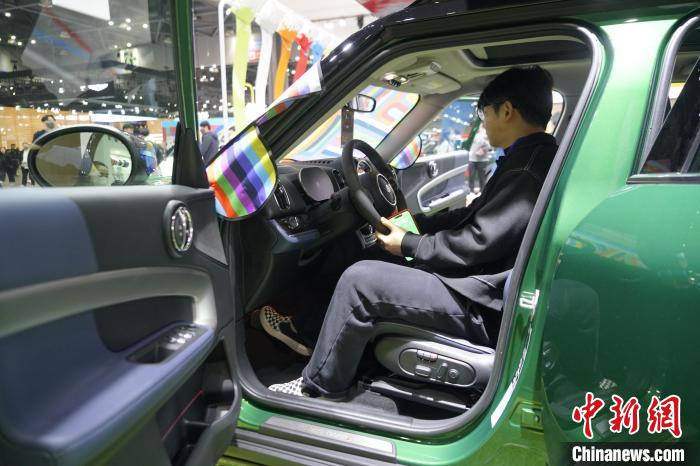 圖為觀眾在展會(huì)試駕車(chē)輛?！⑿?攝