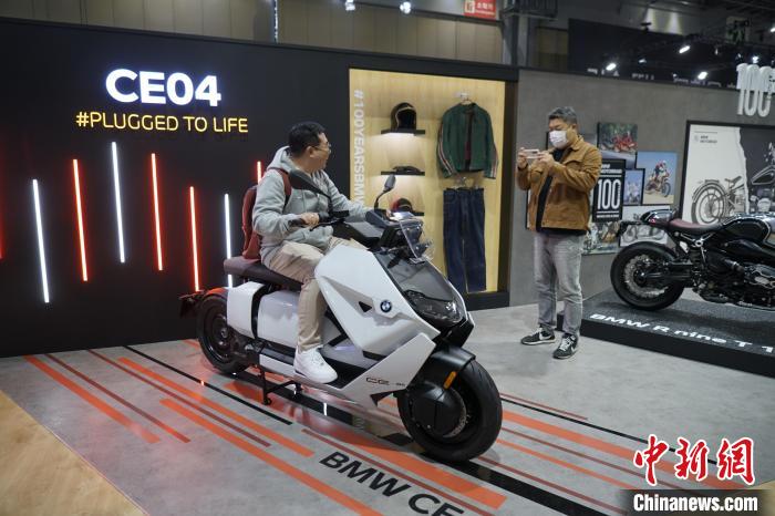 圖為觀眾在展會(huì)試駕車(chē)輛。　劉旭 攝