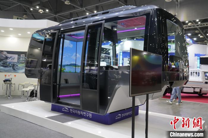 圖為展會(huì)上展示的無(wú)人駕駛移動(dòng)出行工具。　劉旭 攝