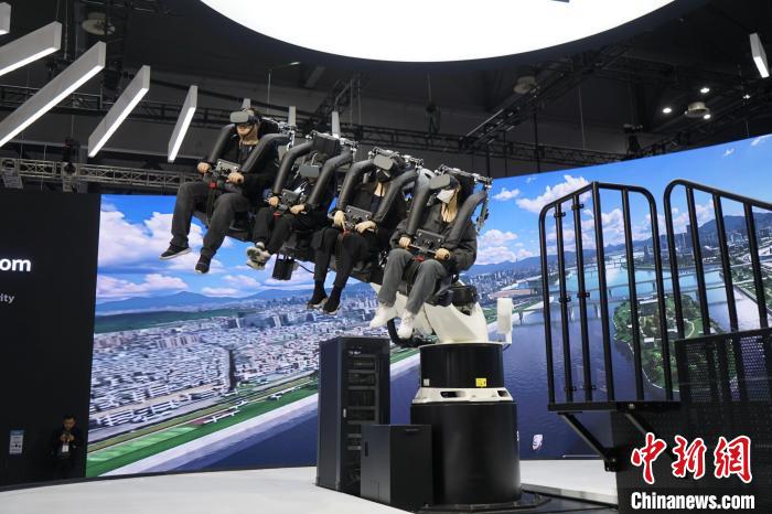 圖為觀眾在展會(huì)模擬體驗(yàn)未來(lái)城市空中移動(dòng)出行方式。　劉旭 攝