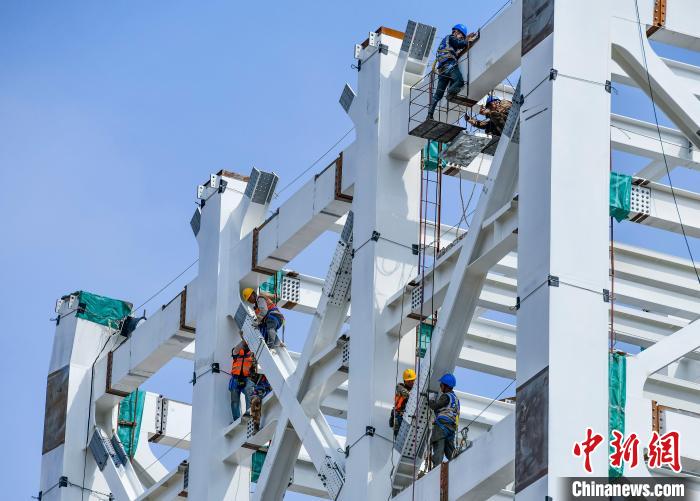 圖為海南商業(yè)航天發(fā)射場1號工位建設(shè)現(xiàn)場，工人正緊鑼密鼓施工。　駱云飛 攝