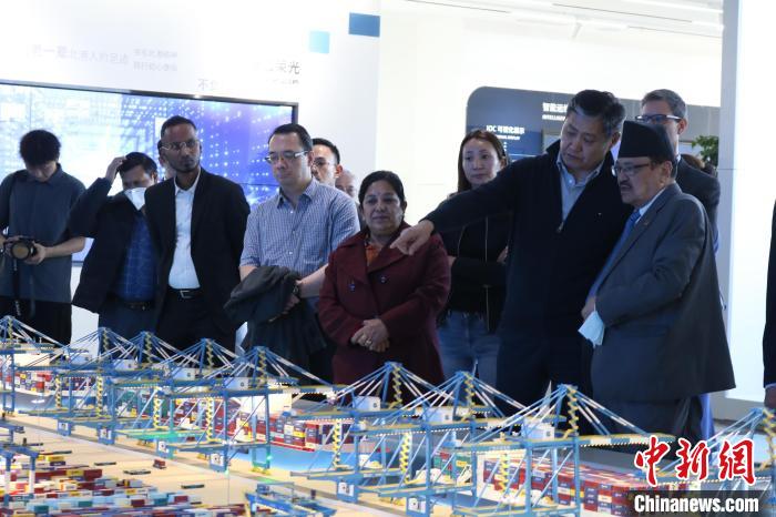 駐華使節(jié)和外交官參訪北部灣港智慧港口創(chuàng)新中心。　陳秋霞 攝