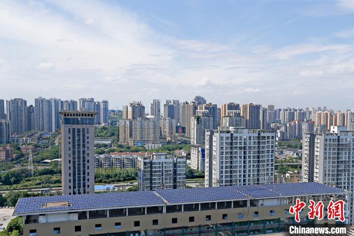 圖為輝騰能源在重慶市九龍坡區(qū)留學(xué)生創(chuàng)業(yè)園屋頂建設(shè)的光伏發(fā)電示范項目。　受訪企業(yè)供圖