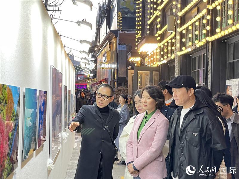 韓國(guó)中小風(fēng)險(xiǎn)企業(yè)部長(zhǎng)官李永參觀(guān)梨泰院街頭藝術(shù)展。實(shí)習(xí)生 許鵬飛攝