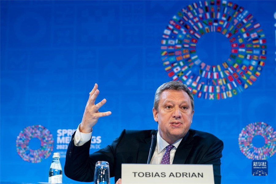4月11日，在美國華盛頓，IMF貨幣與資本市場部主任托比亞斯·阿德里安出席記者會。新華社記者 劉杰 攝