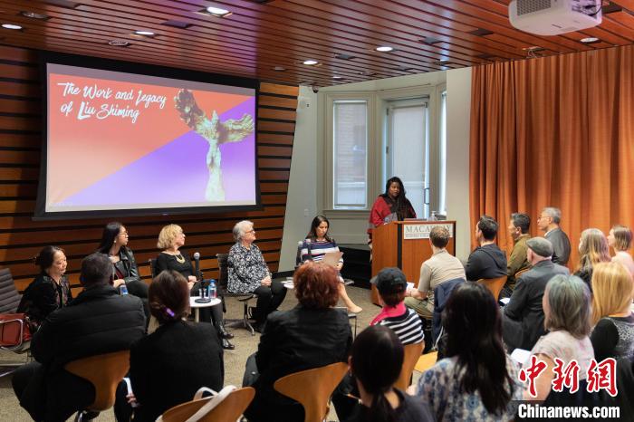 4月11日，紐約市立大學麥考利榮譽學院院長達拉·伯恩主持劉士銘雕塑作品《想飛的人》收藏揭幕儀式?！⑹裤懰囆g基金會 供圖